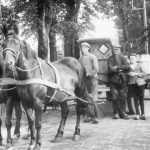 Hier Douwe van de Wal in Dedgum. Naast Douwe zijn Vader Richold. Jongen onbekend.